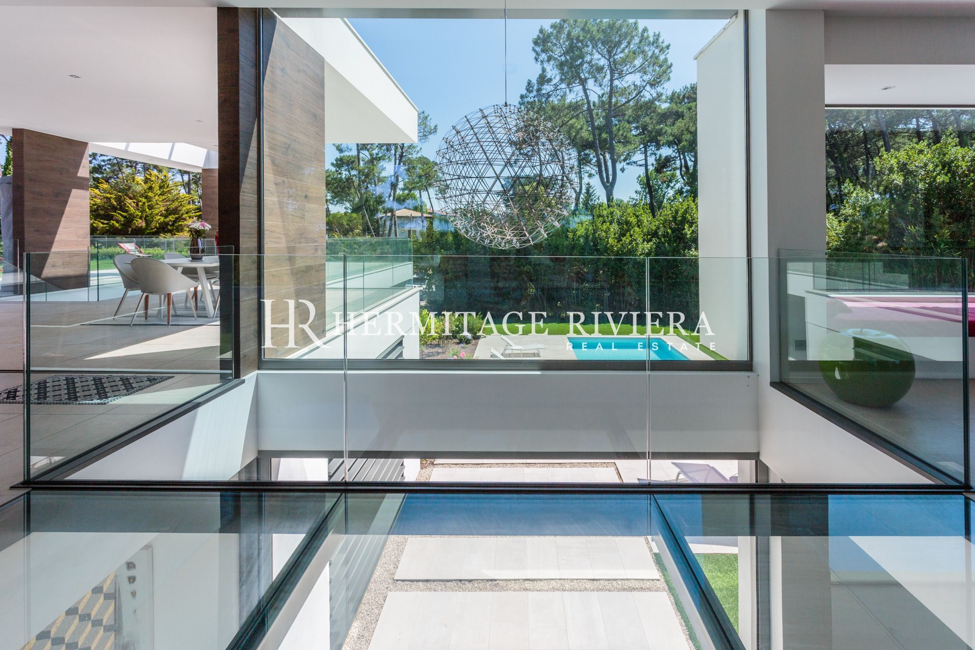 Moderne with pool (image 12)