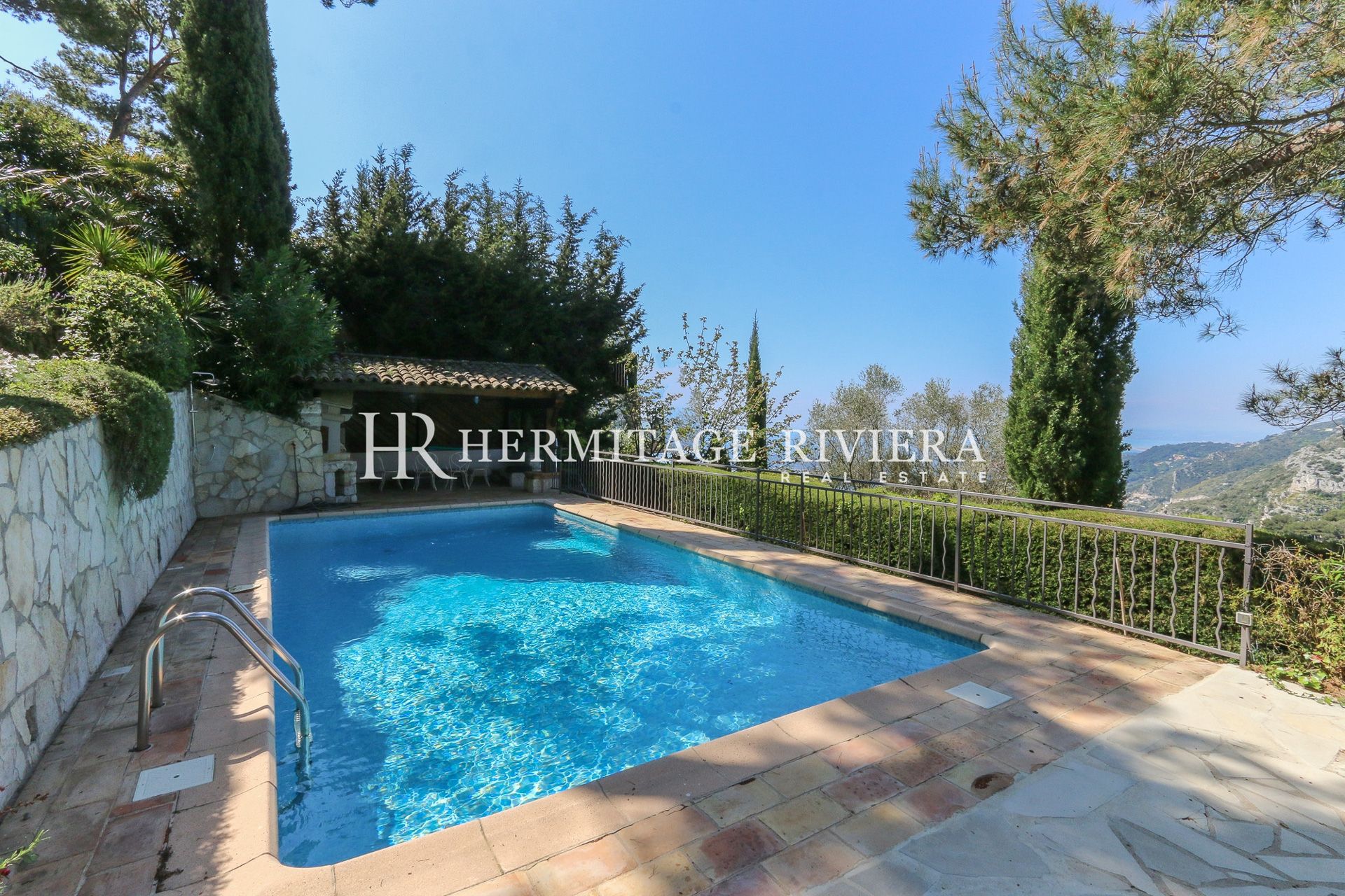 Villa rénovée - Vue surplombant le village - Piscine  (image 28)