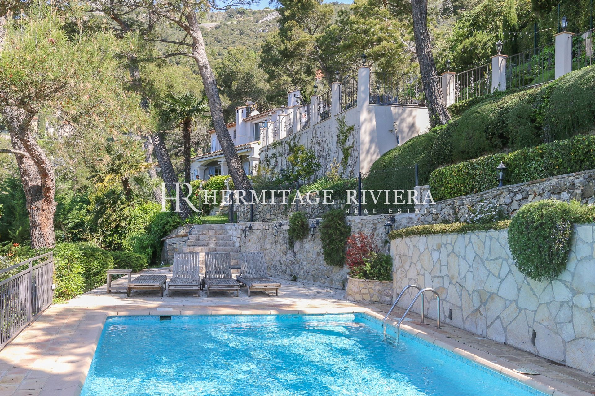 Villa rénovée - Vue surplombant le village - Piscine  (image 1)