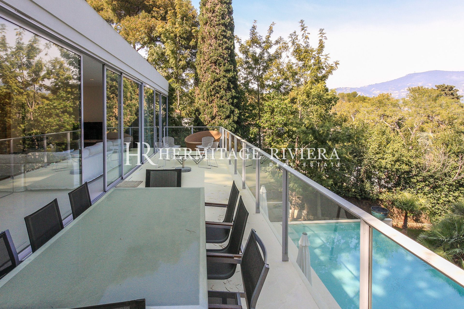 Contemporaine villa au calme - Jardin plat et piscine (image 10)