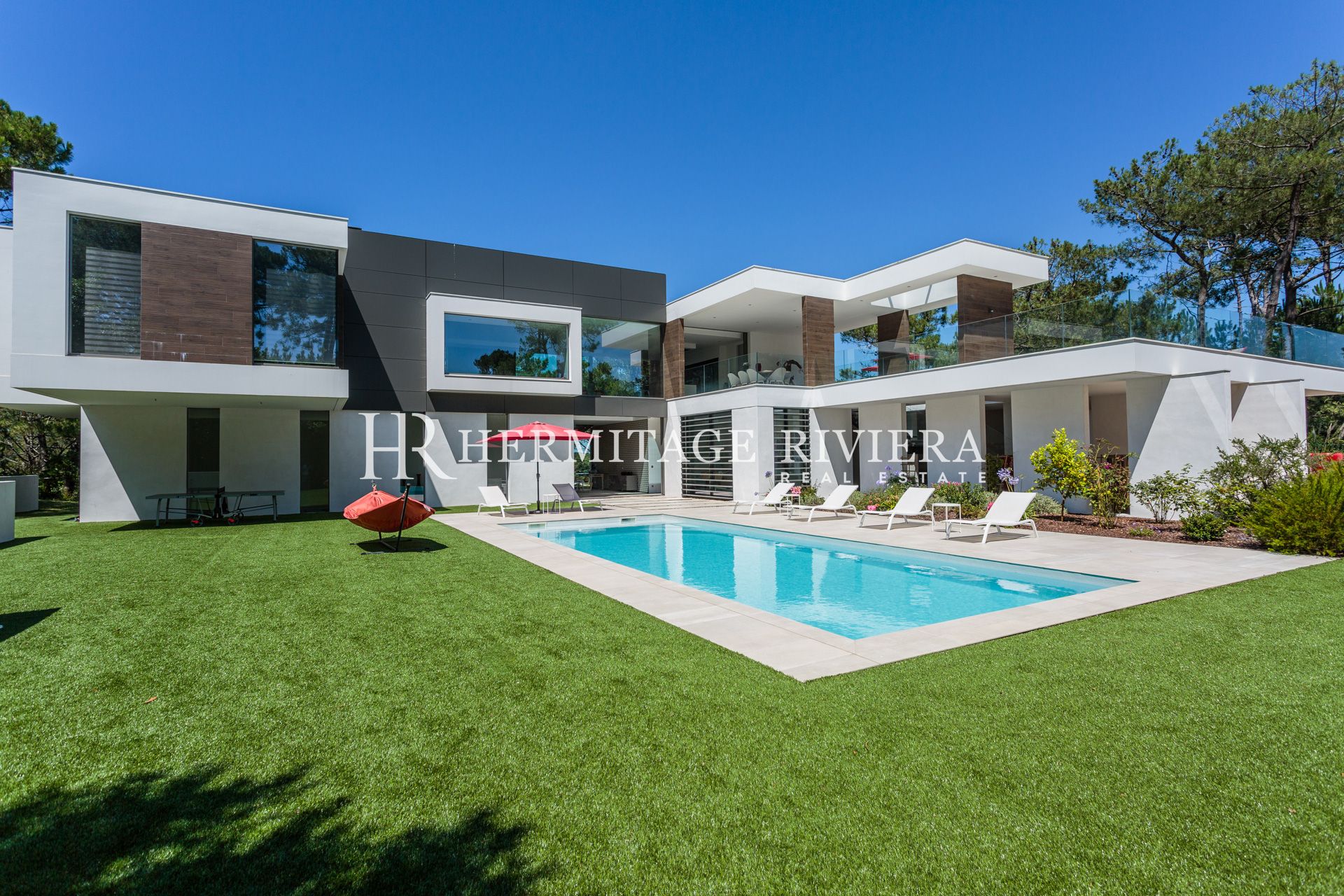 Moderne with pool (image 1)