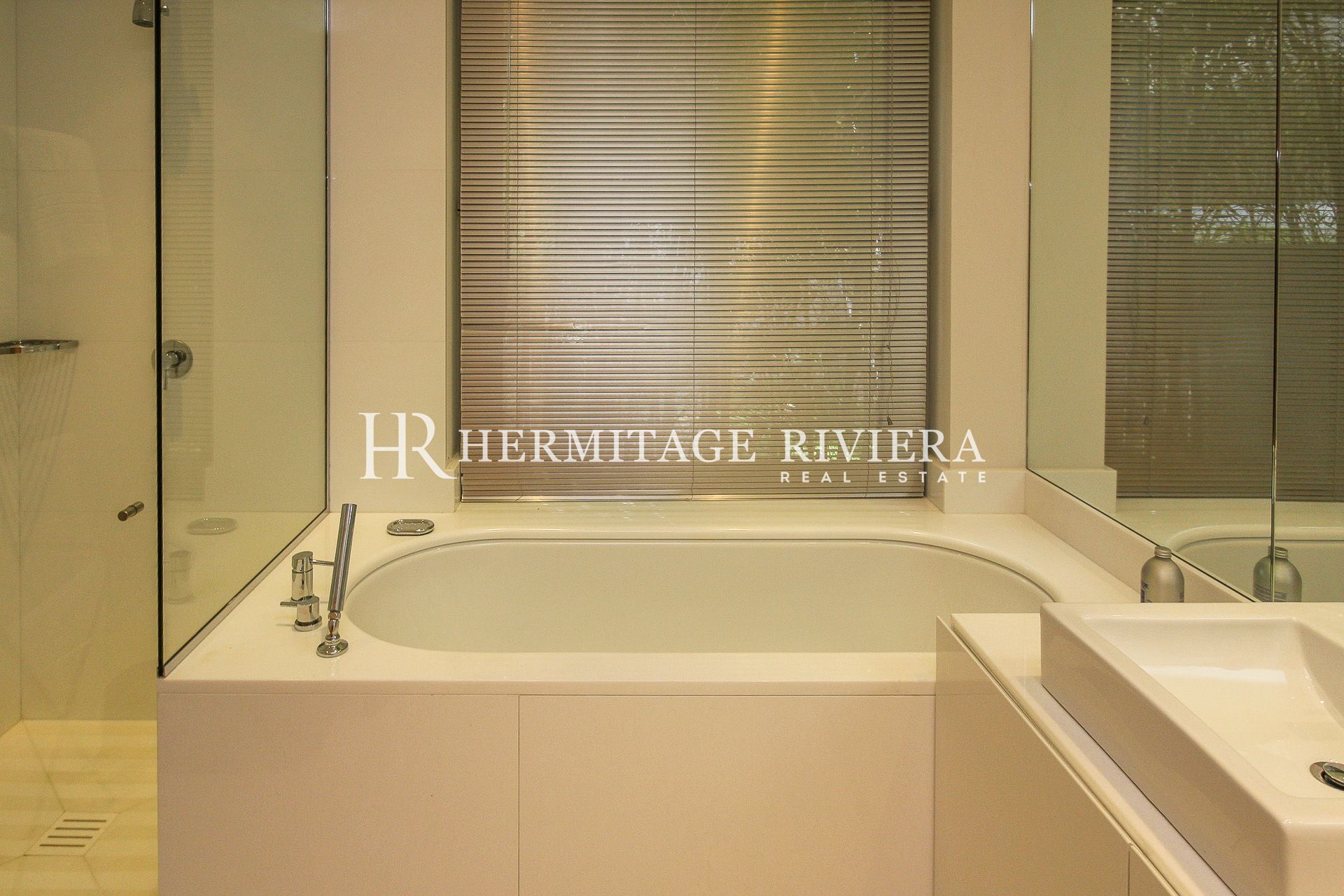 Contemporaine villa au calme - Jardin plat et piscine (image 15)