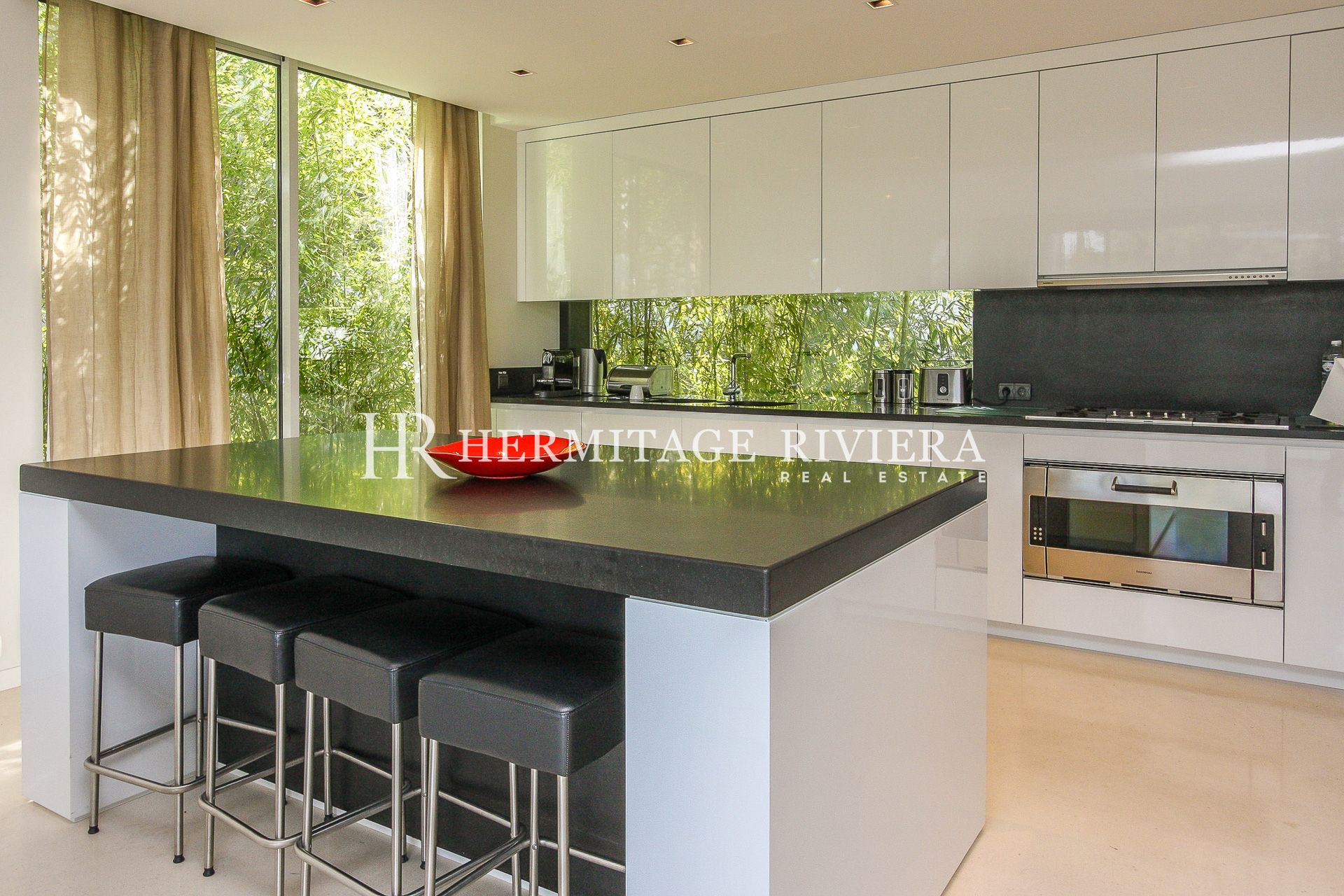 Contemporaine villa au calme - Jardin plat et piscine (image 9)