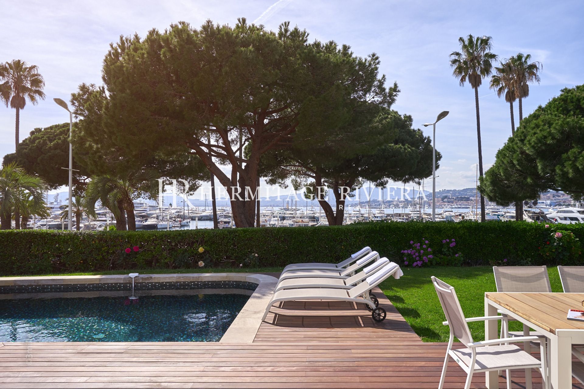 Villa exceptionnelle face au port Canton (image 1)