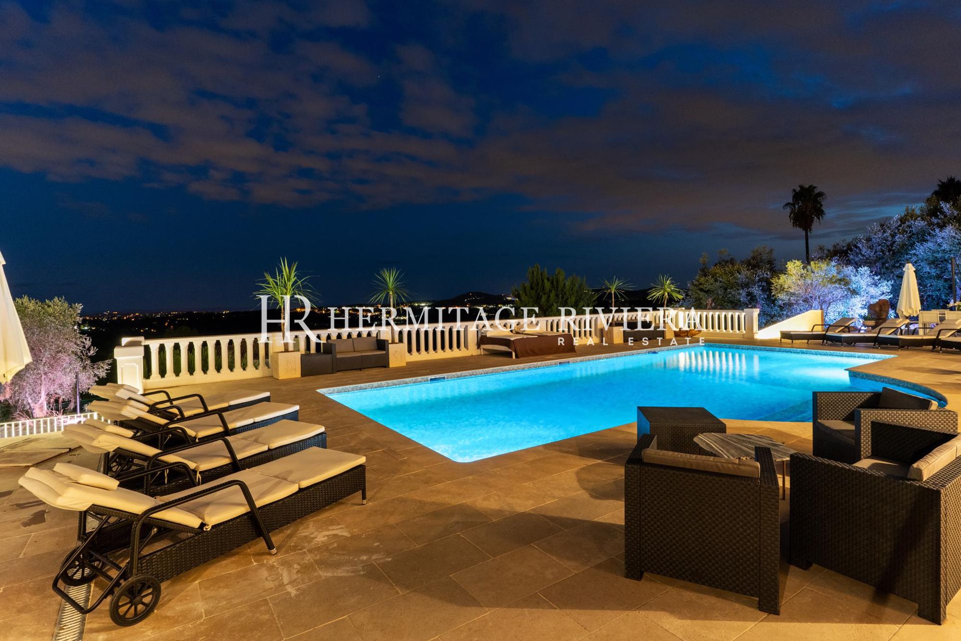 Superbe propriété de luxe avec héliport et piscine (image 42)