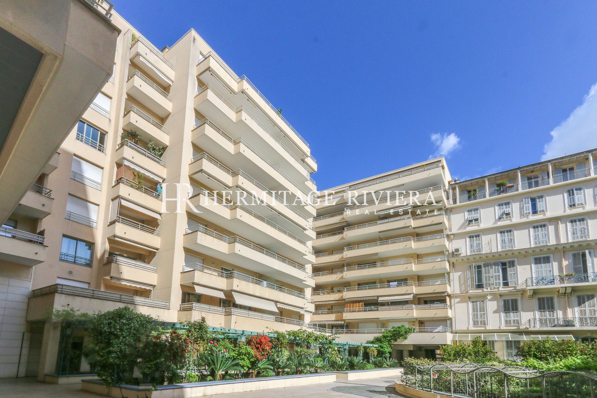 Studio avec terrasse dans le carré d'or (image 22)