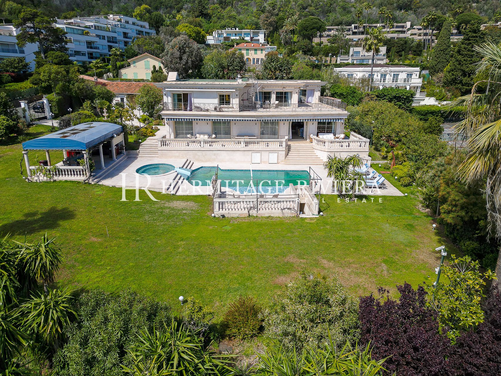 Propriété d'exception - Terrain plat - Piscine - Vue mer  (image 3)