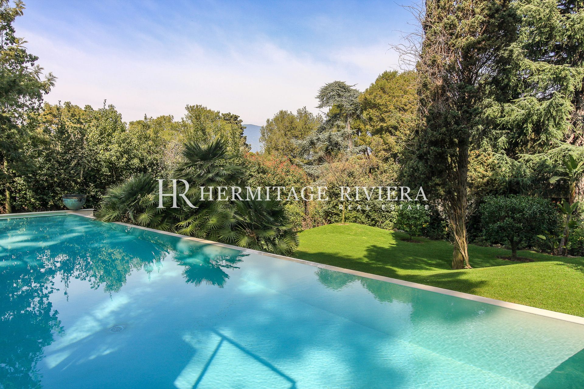 Contemporaine villa au calme - Jardin plat et piscine (image 19)