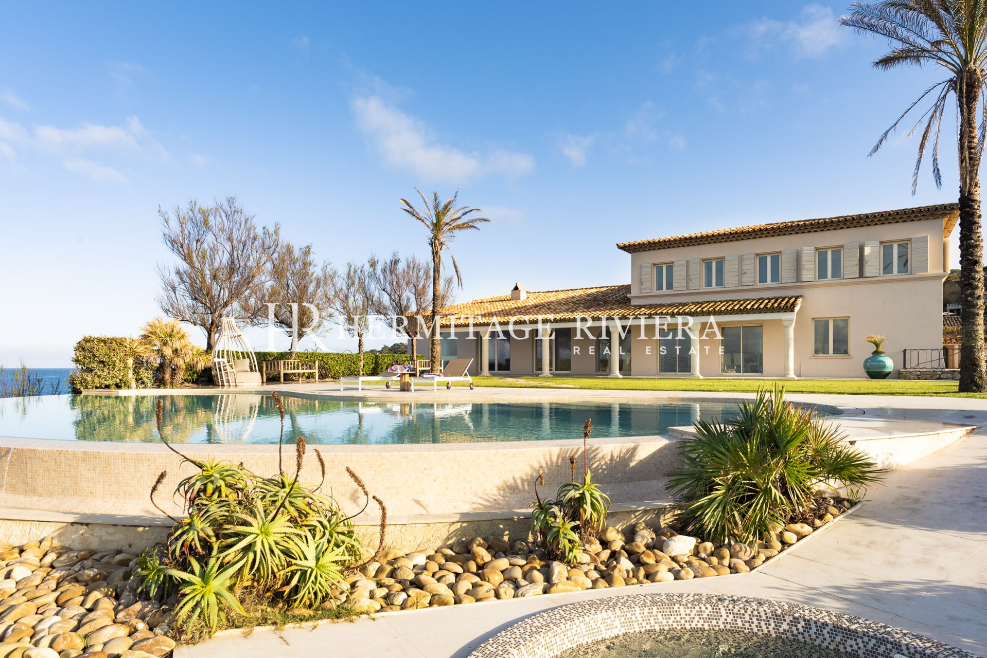 Splendide villa pieds dans l'eau (image 3)