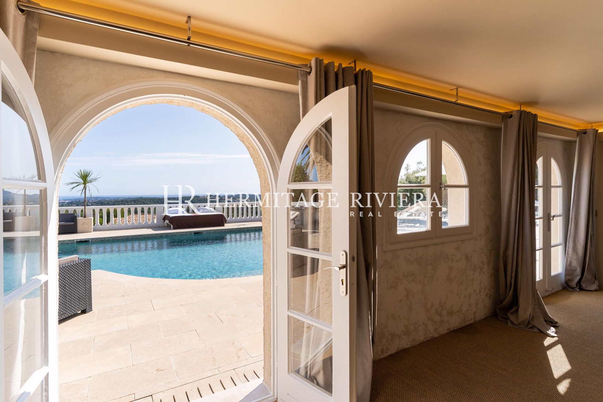 Superbe propriété de luxe avec héliport et piscine (image 38)