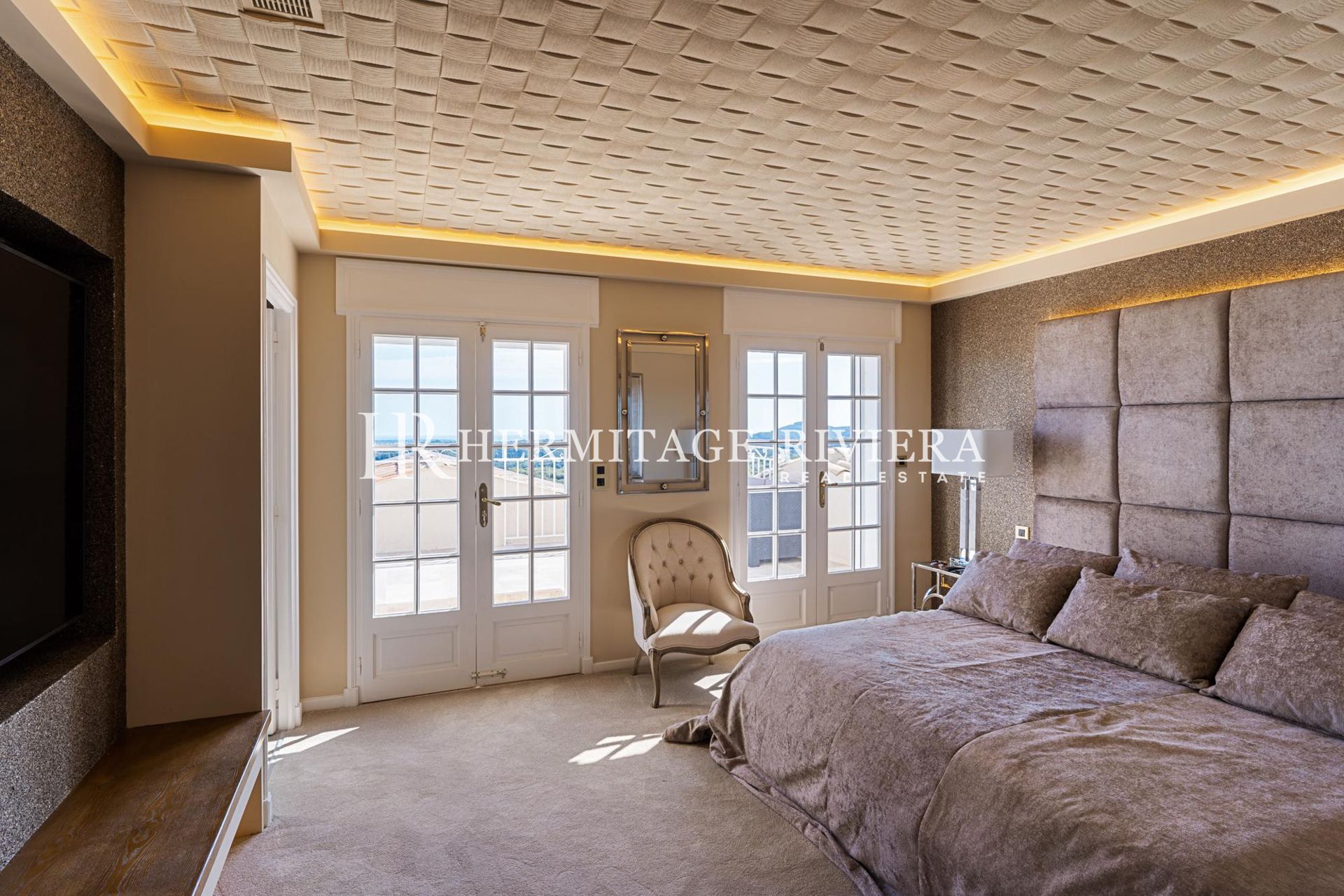 Superbe propriété de luxe avec héliport et piscine (image 31)