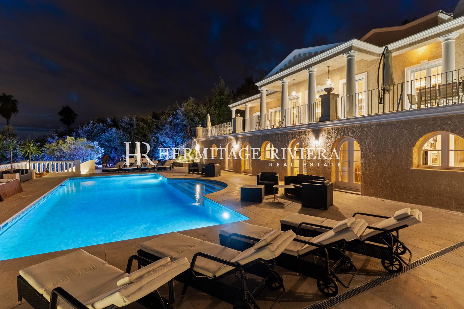 Superbe propriété de luxe avec héliport et piscine (image 43)