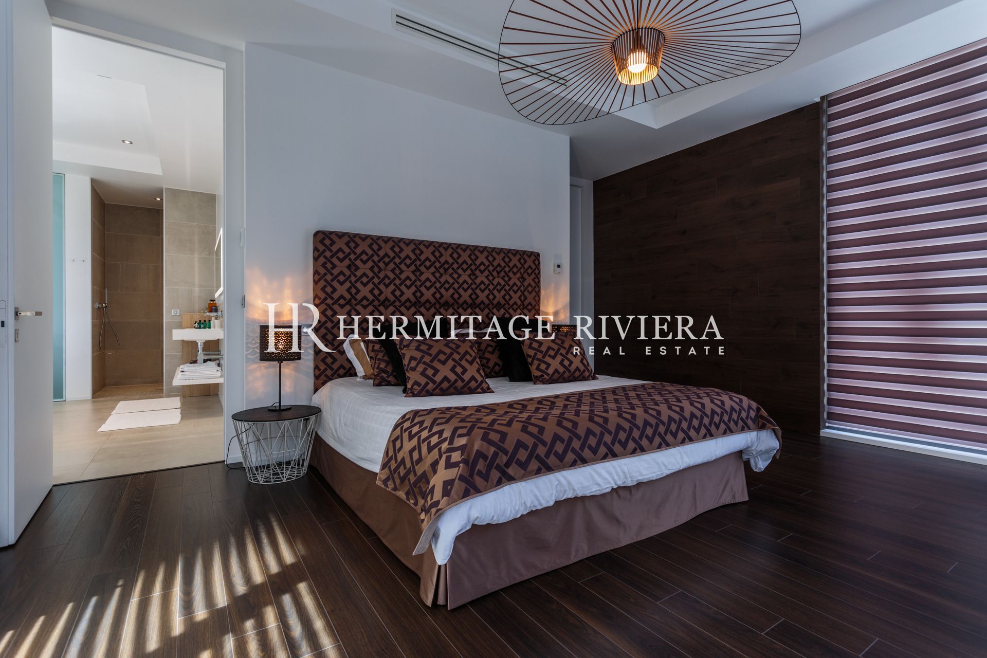 Moderne with pool (image 9)