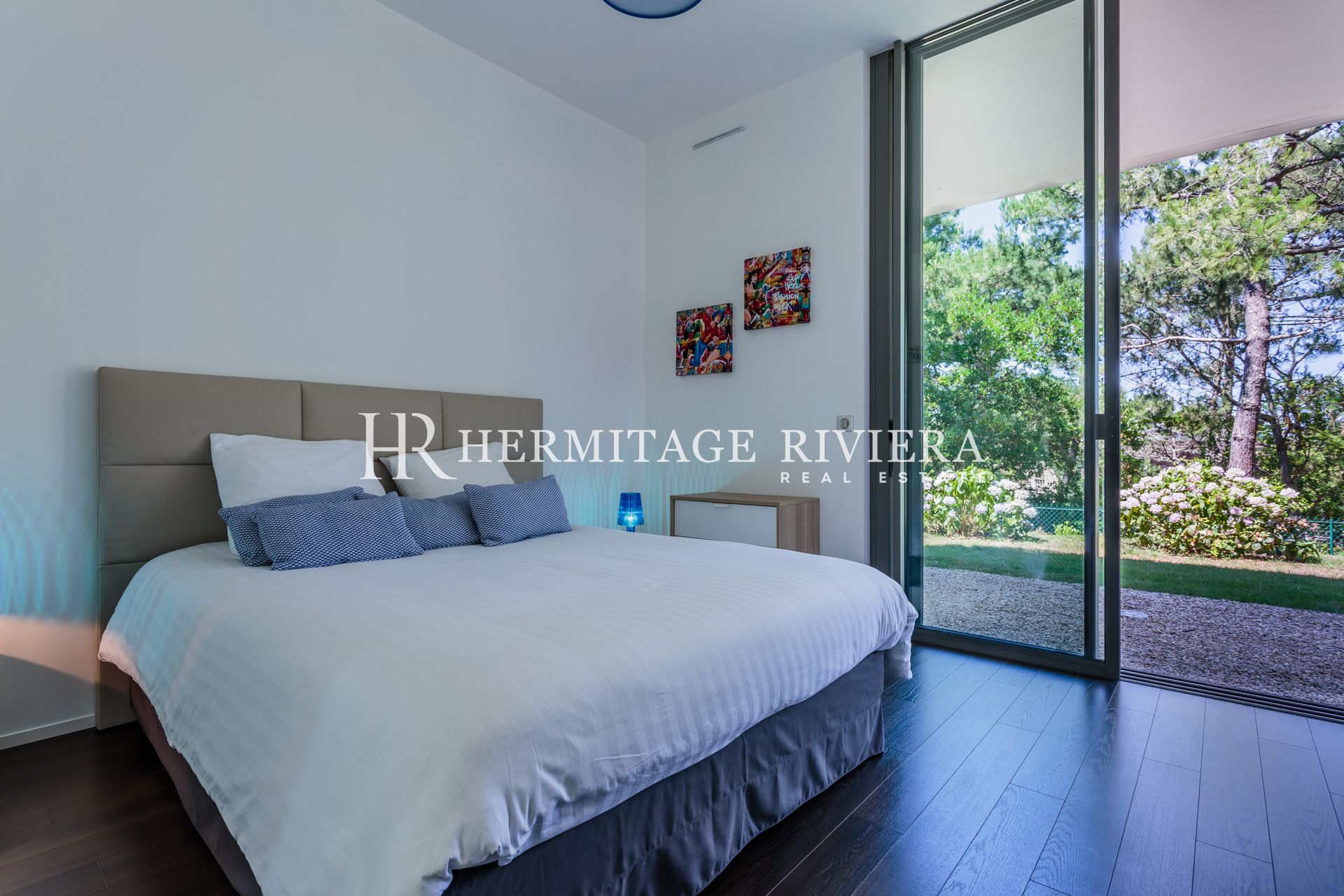 Moderne with pool (image 7)