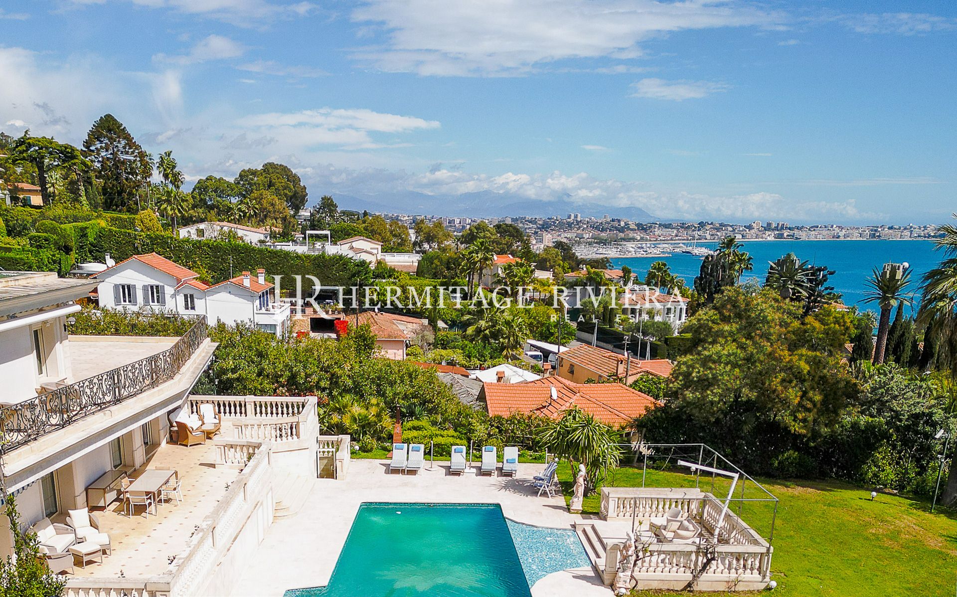 Propriété d'exception - Terrain plat - Piscine - Vue mer  (image 2)