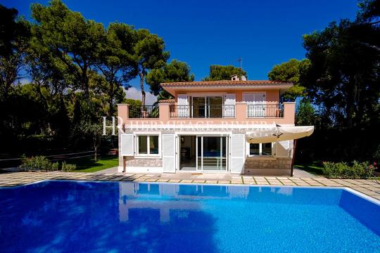 Villa avec jardin plat et piscine