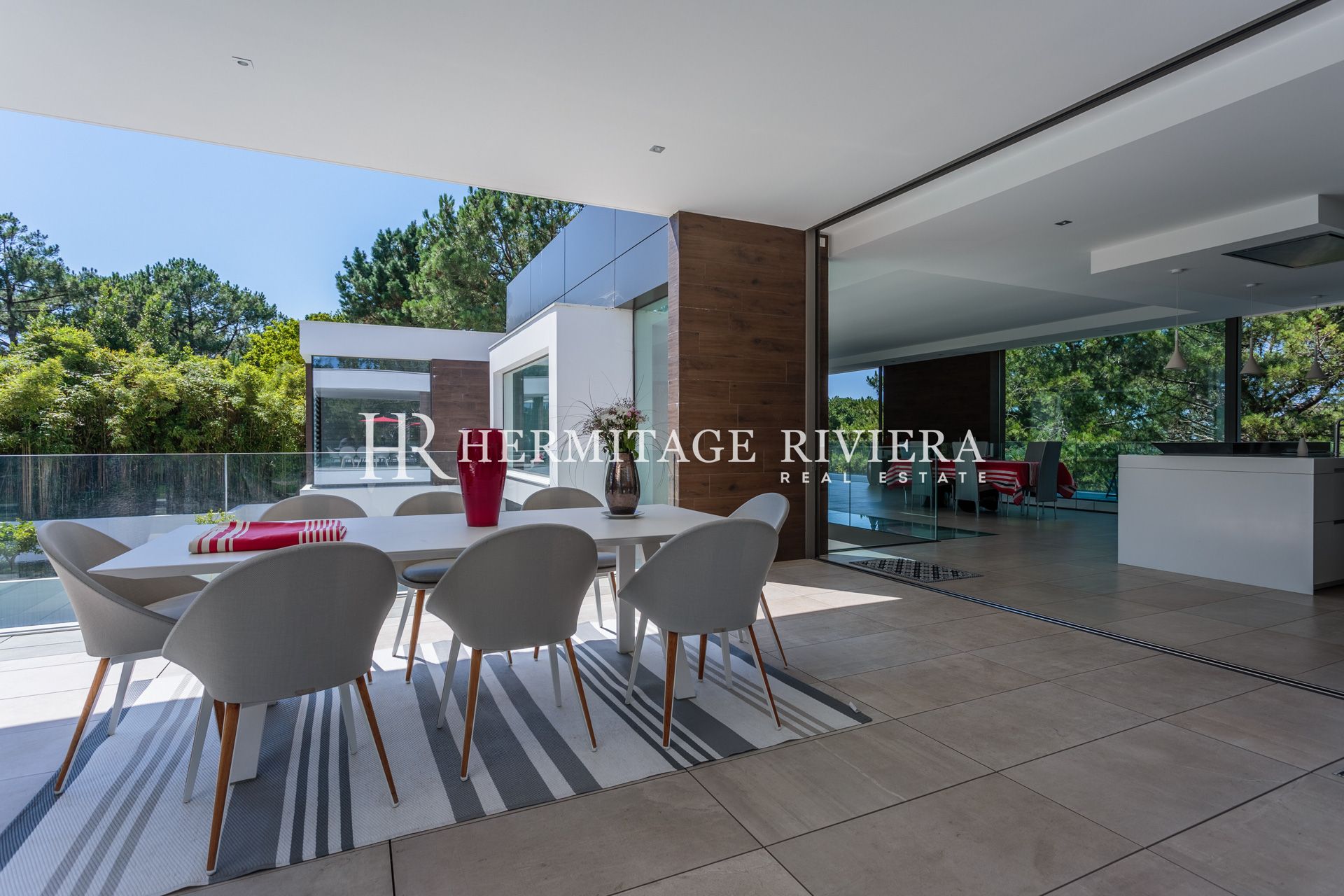Moderne with pool (image 3)