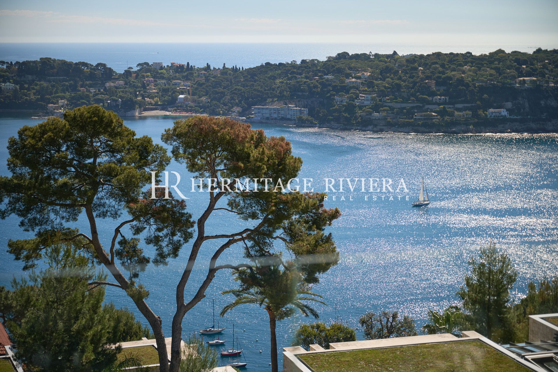 Villa d'exception à l’architecture contemporaine vue panoramique sur la rade de Villefranche  (image 4)