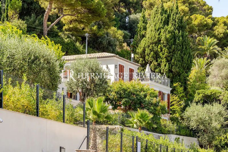 Villa rénovée avec piscine et vue mer
