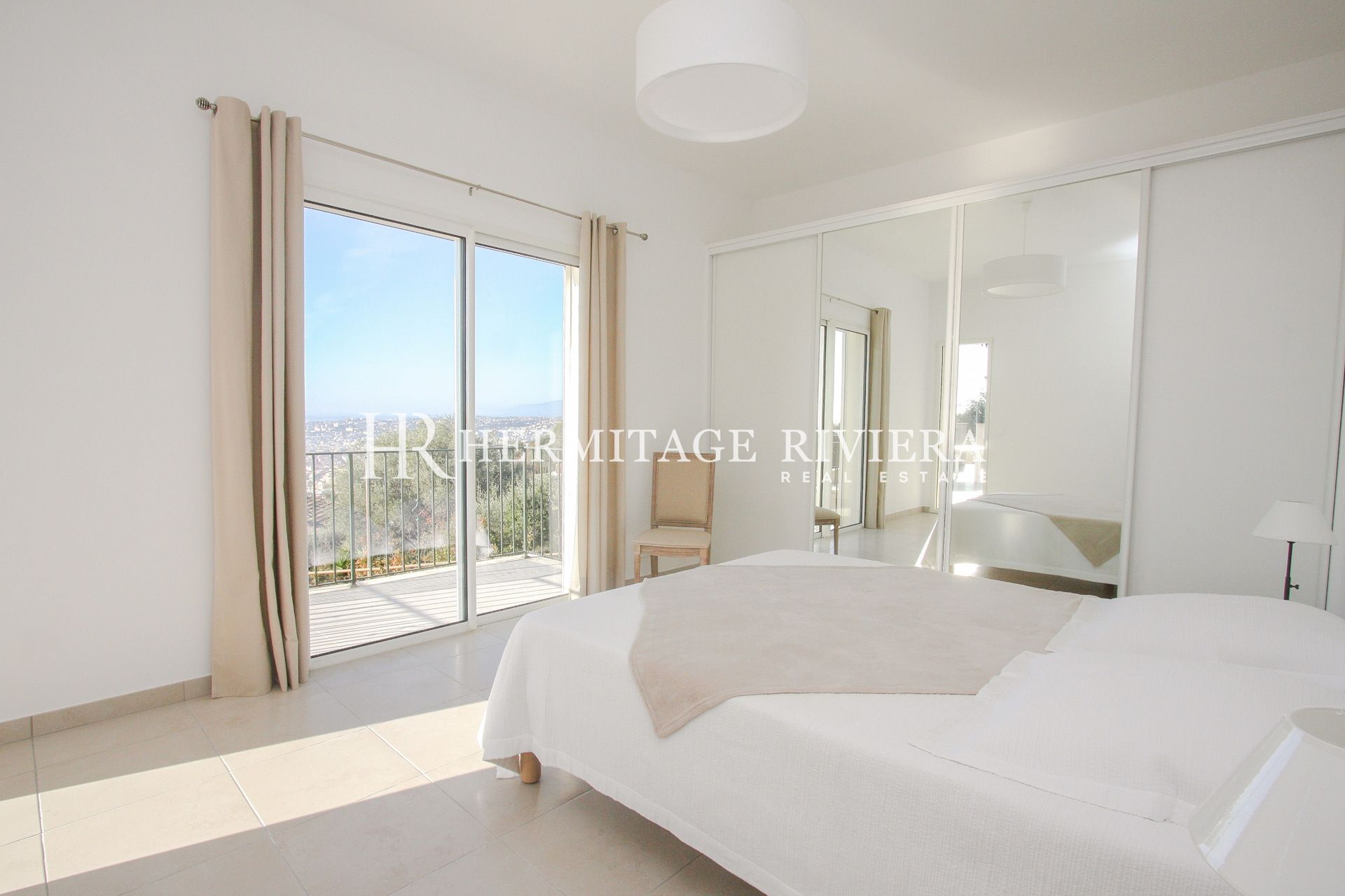Vue sur la baie des Anges - Pool  (image 9)