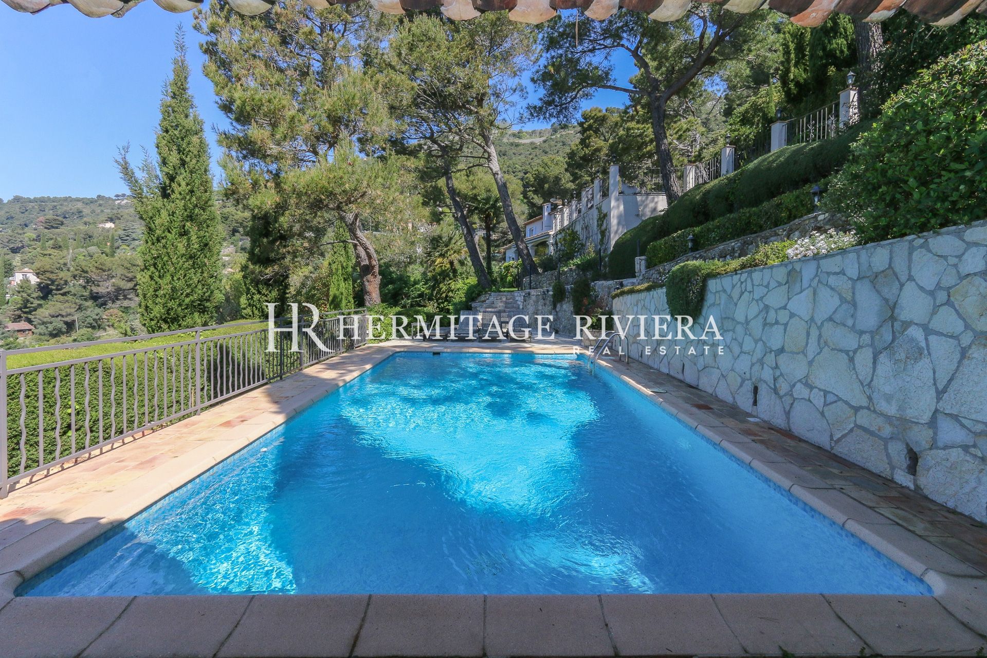 Villa rénovée - Vue surplombant le village - Piscine  (image 2)