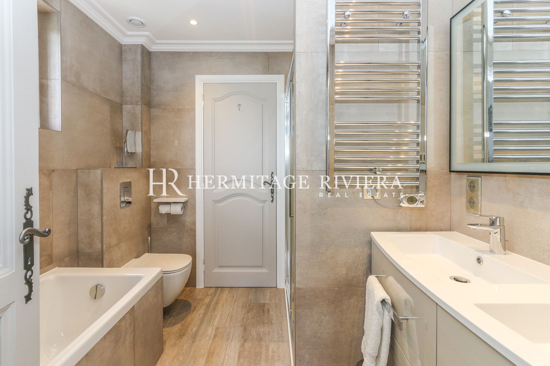 Villa rénovée - Vue surplombant le village - Piscine  (image 23)
