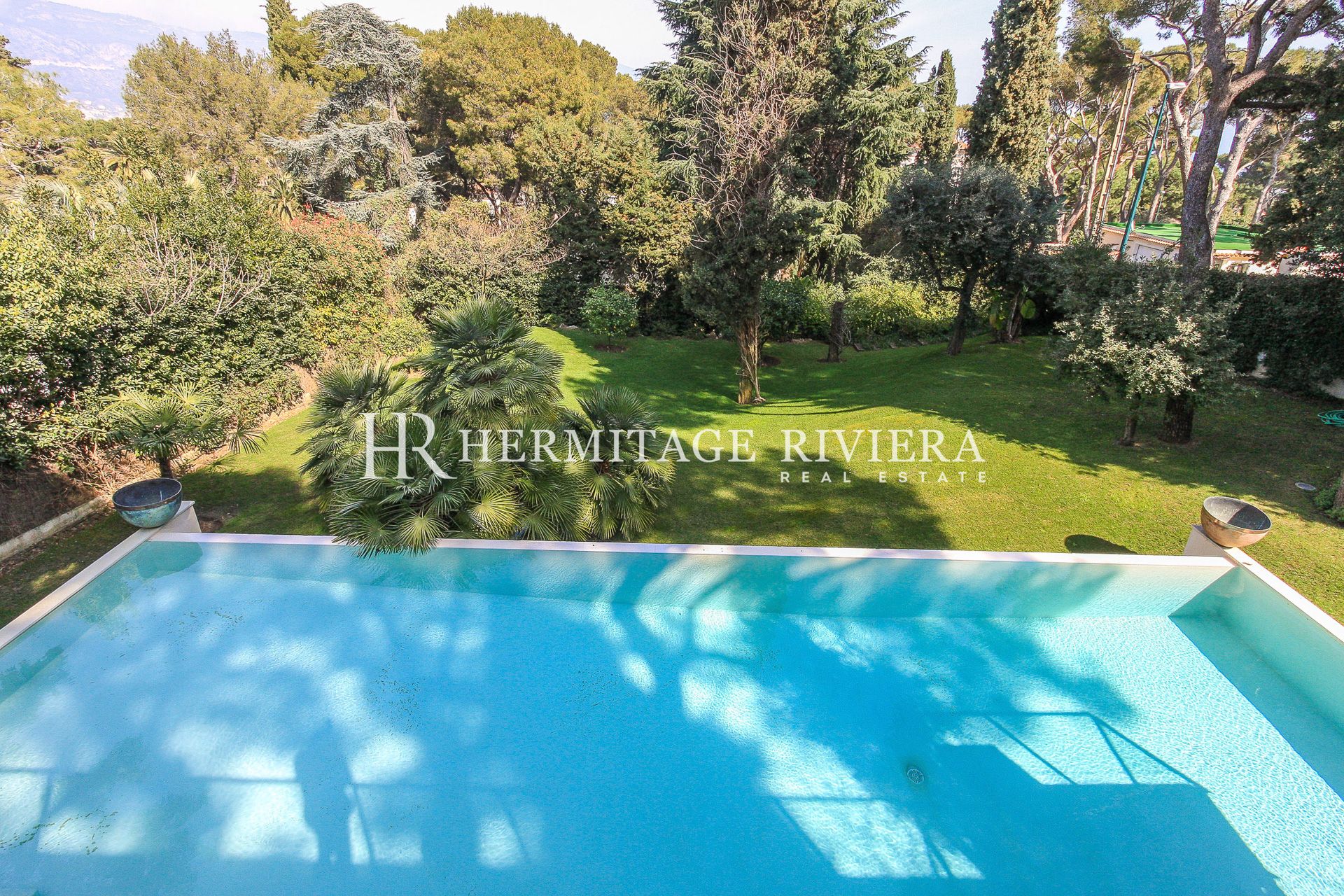 Contemporaine villa au calme - Jardin plat et piscine (image 12)