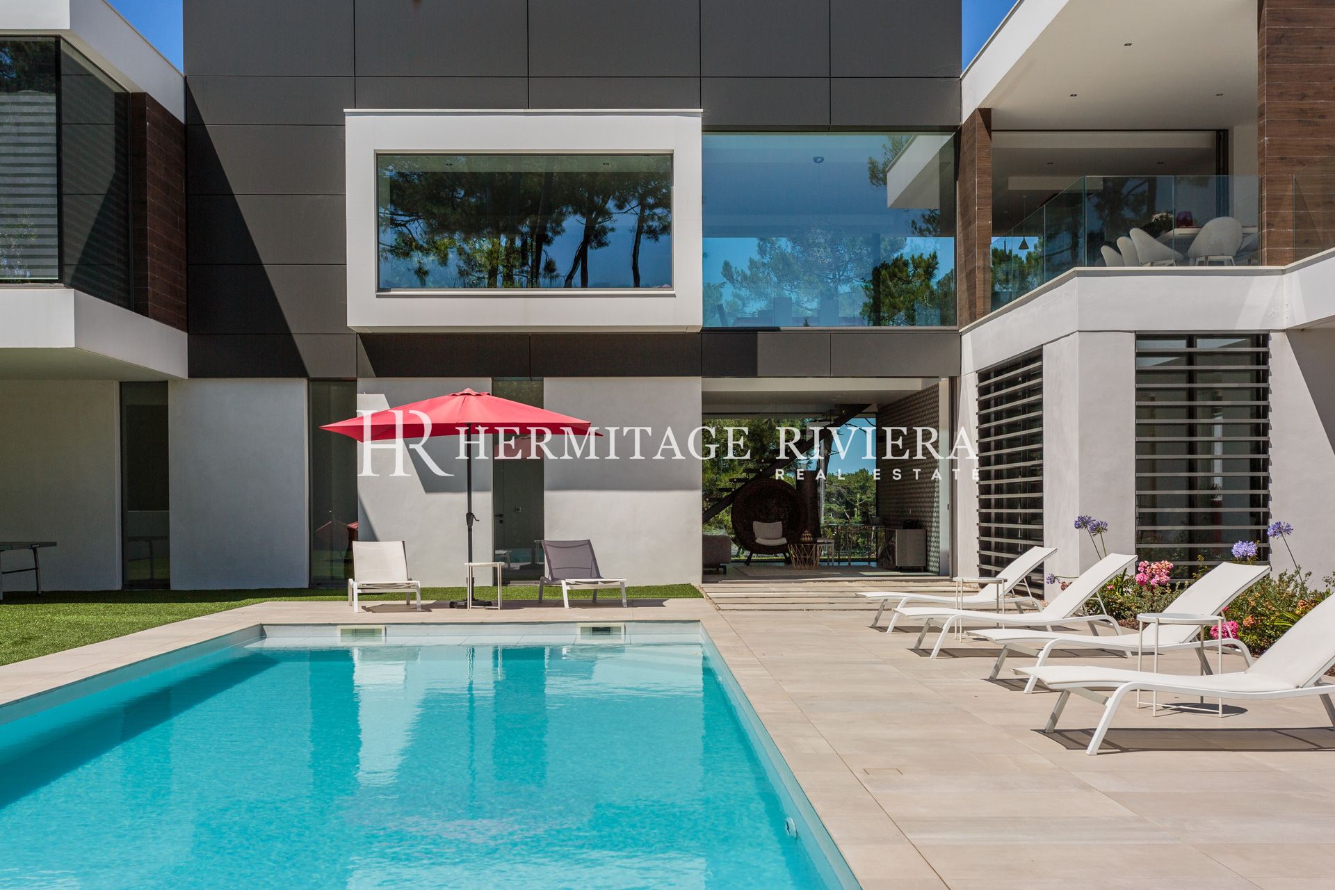 Moderne with pool (image 2)