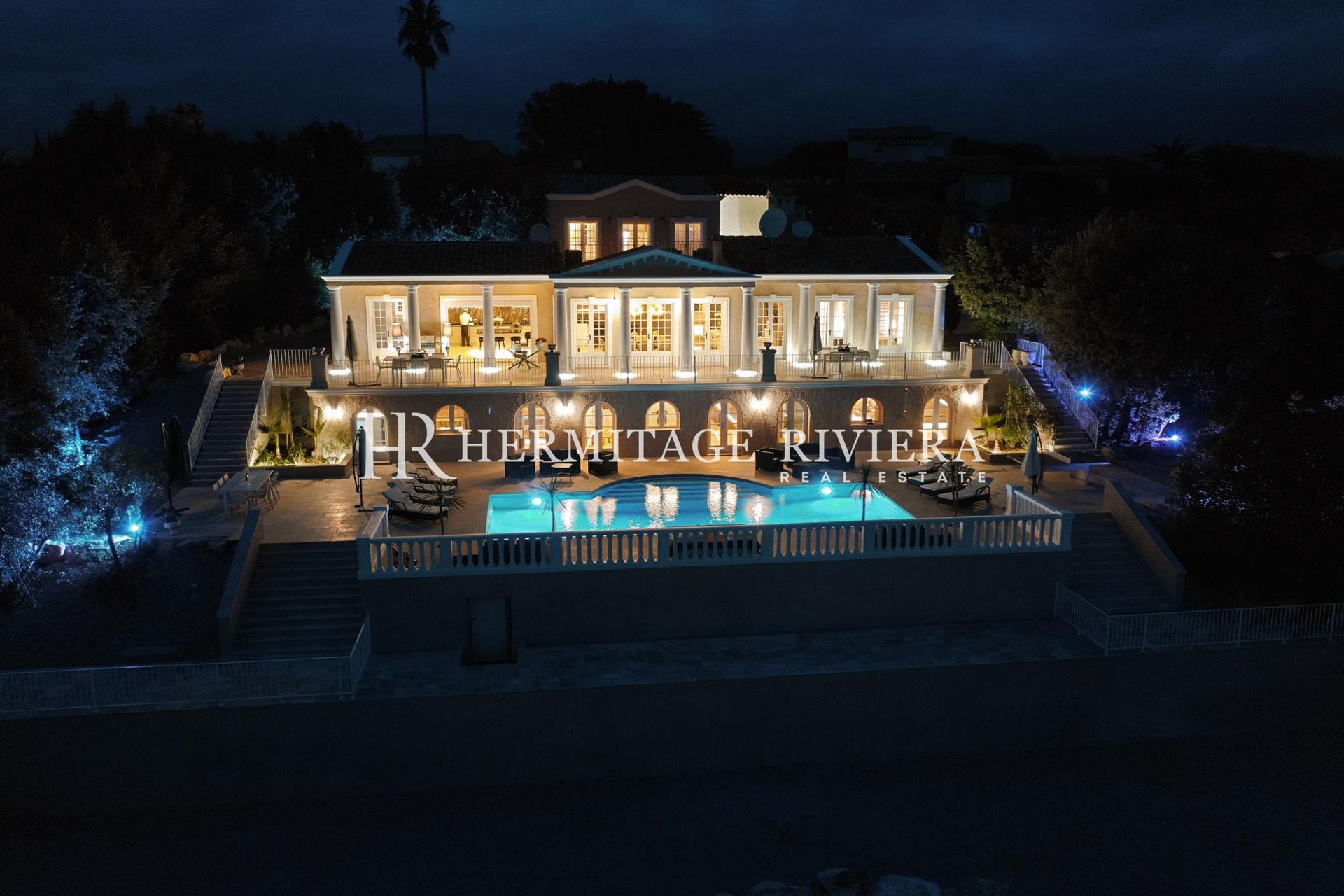 Superbe propriété de luxe avec héliport et piscine (image 44)