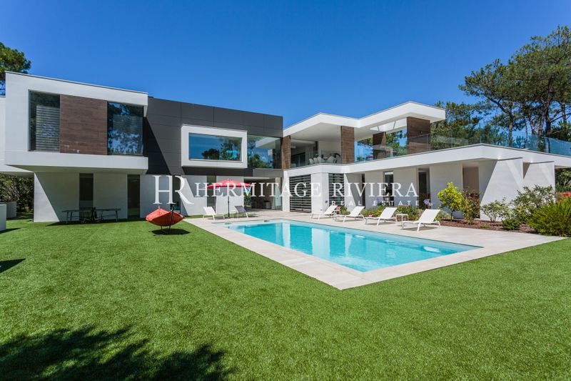 Moderne with pool